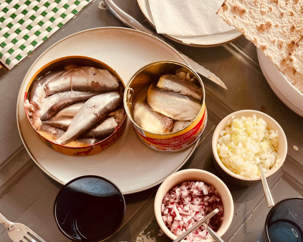 Surströmming ist eine schwedische Fischspeise, die durch Milchsäuregärung konserviert wird.