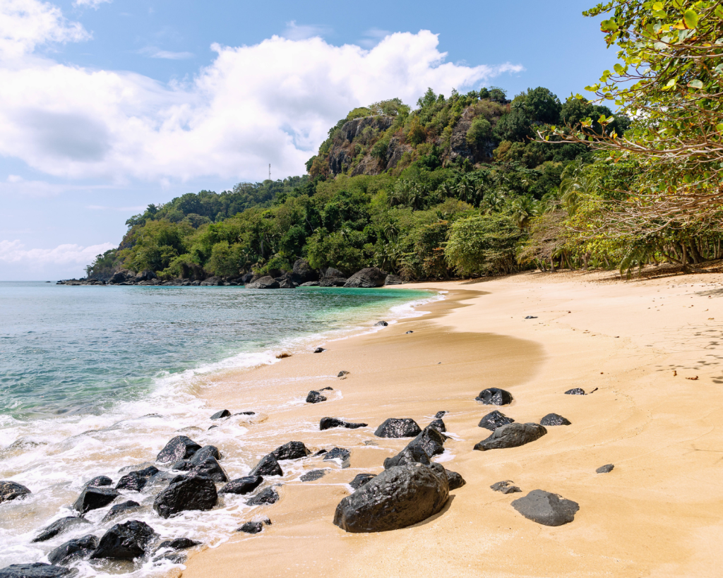 Die Insel Pr&iacute;ncipe in Afrika ist bekannt f&uuml;r ihre malerischen Str&auml;nde, die oft unber&uuml;hrt und einsam sind.