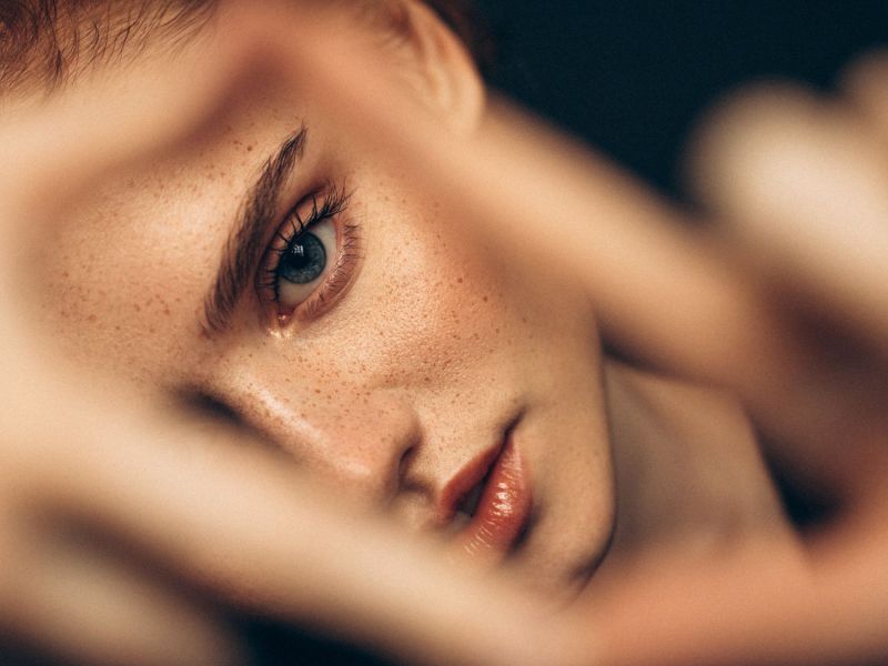 Hübsche Frau im Portrait