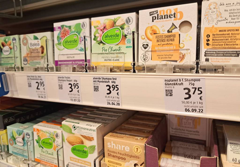 Festes Shampoo von Alverde im Regal bei dm