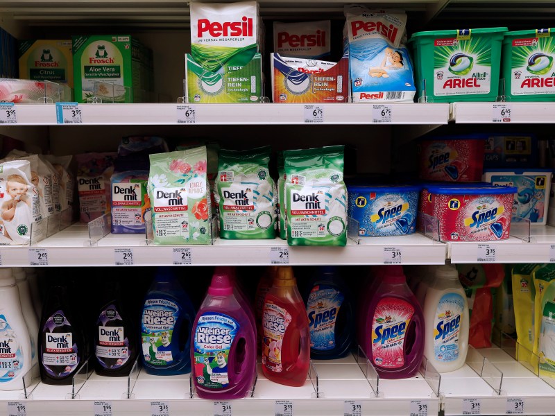 dm Waschmittel Regal mit Produkten
