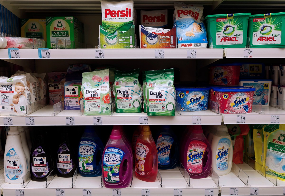 dm Waschmittel Regal mit Produkten