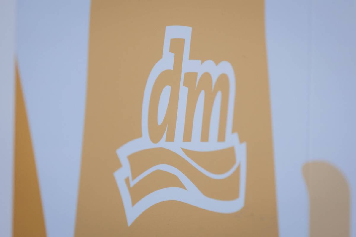 dm Logo