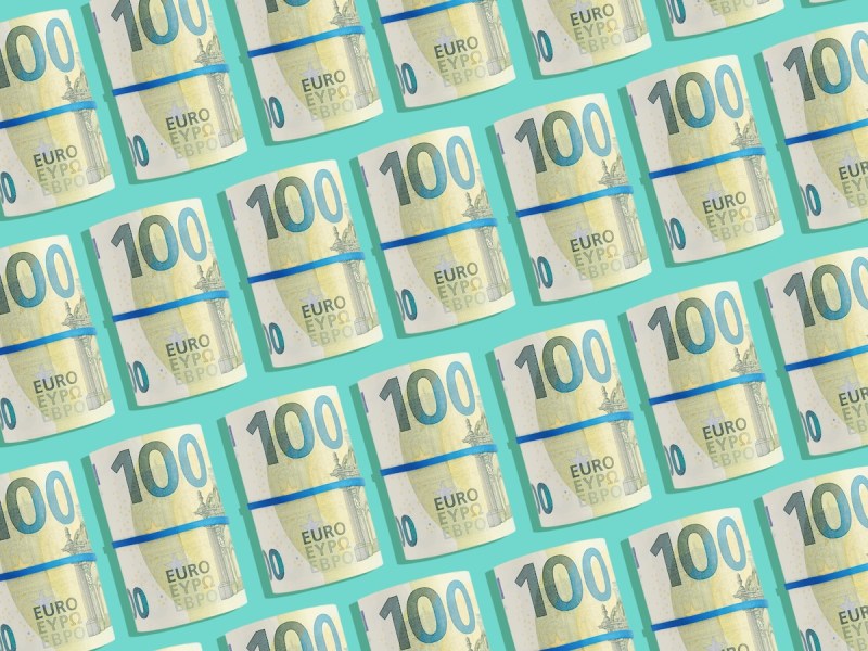 Mehrere Hundert-Euro-Scheine auf türkisen Hintergrund.