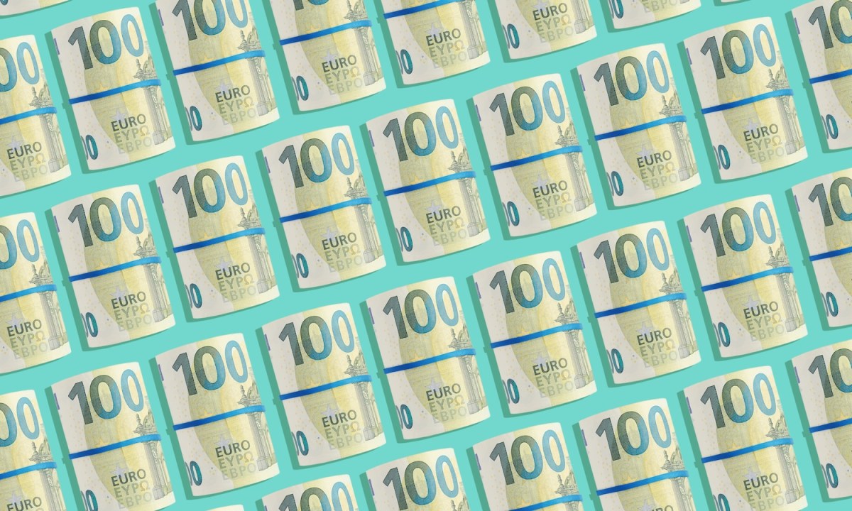 Mehrere Hundert-Euro-Scheine auf türkisen Hintergrund.