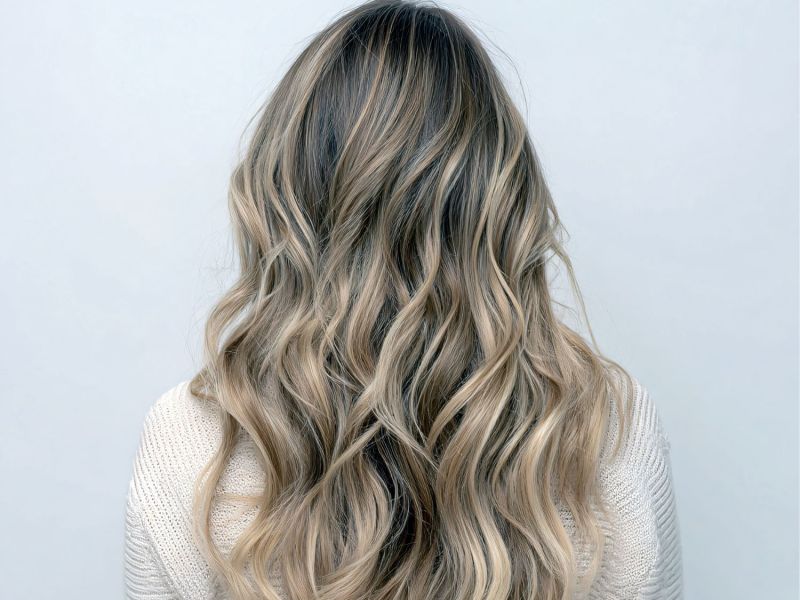 Fraz hat kühles blondes Haar Locken Silbershampoo