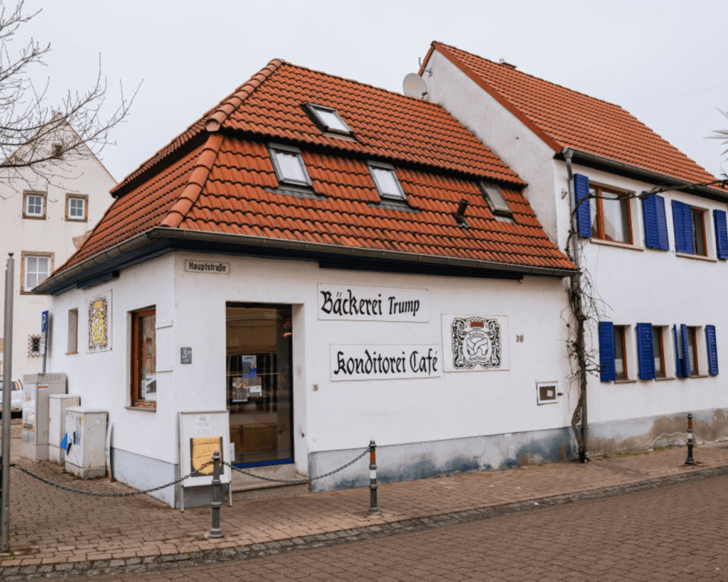 Der verstorbene Mann von Ursula Trump war in siebter Generation Mit Donald Trump verwandt. Daher der Name der Bäckerei.