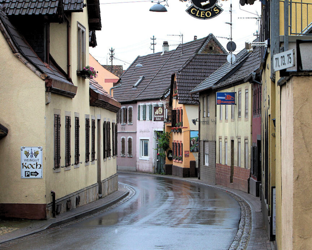 Kallstadt ist eine kleine, malerische Gemeinde in der Pfalz. Sie gehört zur Verbandsgemeinde Freinsheim im Landkreis Bad Dürkheim und ist bekannt für ihre Weinbaugebiete.