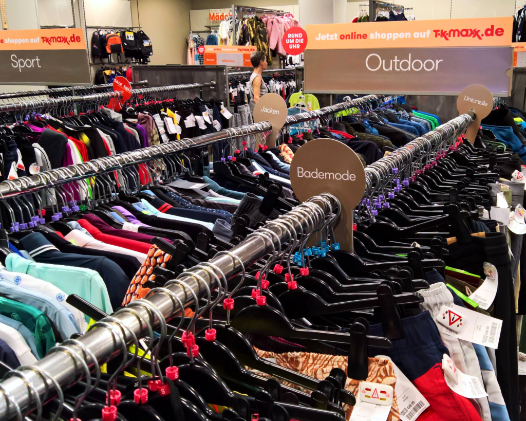 Anhand von drei Codes erfährst du, ob die Produkte reduziert oder eigens für TK Maxx hergestellt wurden.