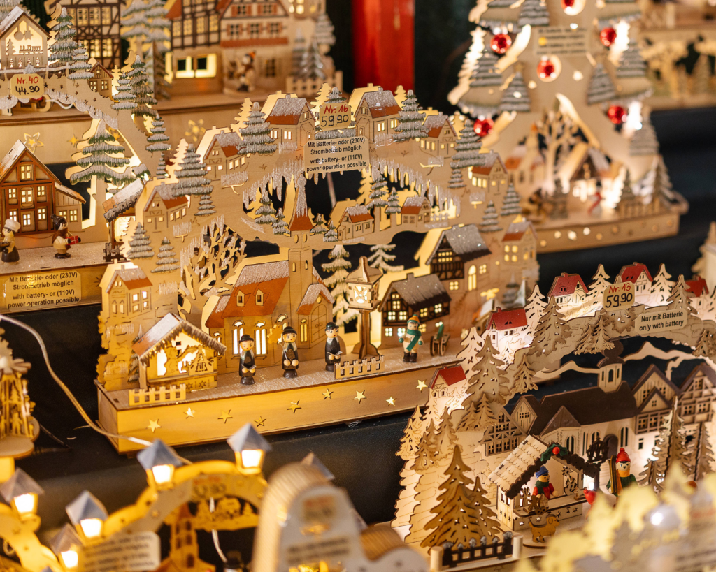 Als Schwibbogen bezeichnet man einen Lichterbogen aus dem Erzgebirge, welcher vor allem der Weihnachtsdekoration dient.