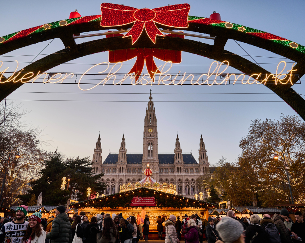 Der Christkindlmarkt am Wiener Rathausplatz gilt als einer der ersten &bdquo;richtigen&ldquo; Weihnachtsm&auml;rkte.