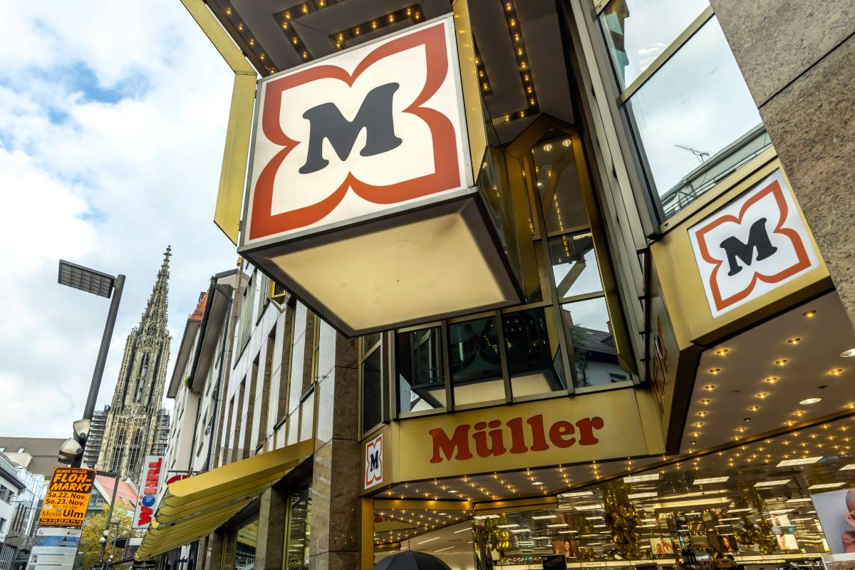 Logo Eingang Drogerie Müller