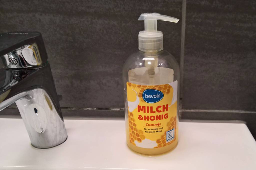 Bevola Seife steht auf einem Waschbecken
