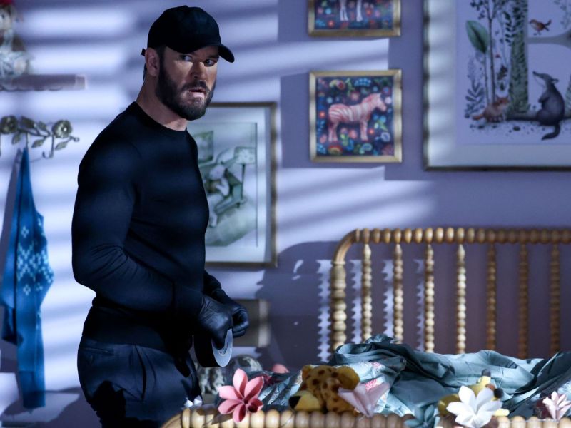 Einbrecher steht im Zimmer