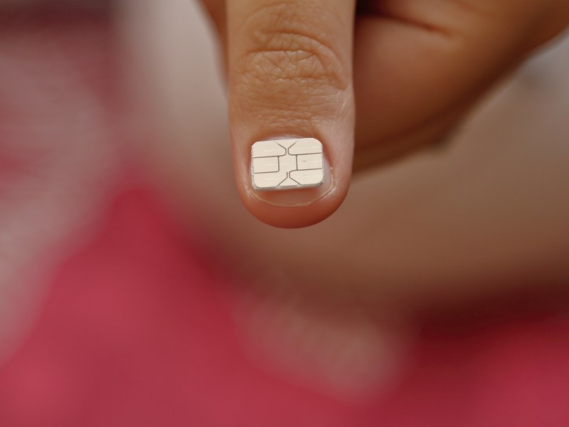 Chip liegt auf Fingernagel