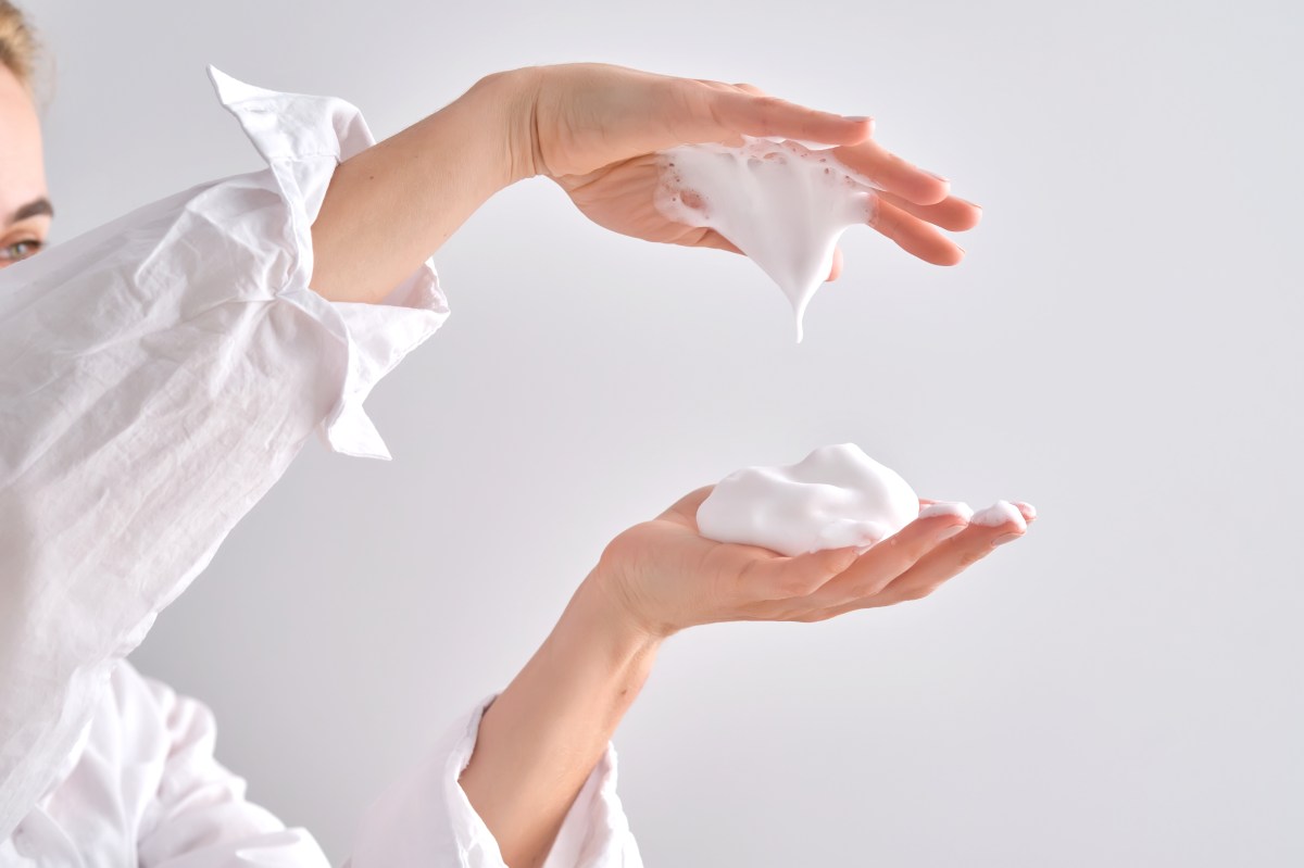 Frau hat Schaumfestiger zwischen den Händen