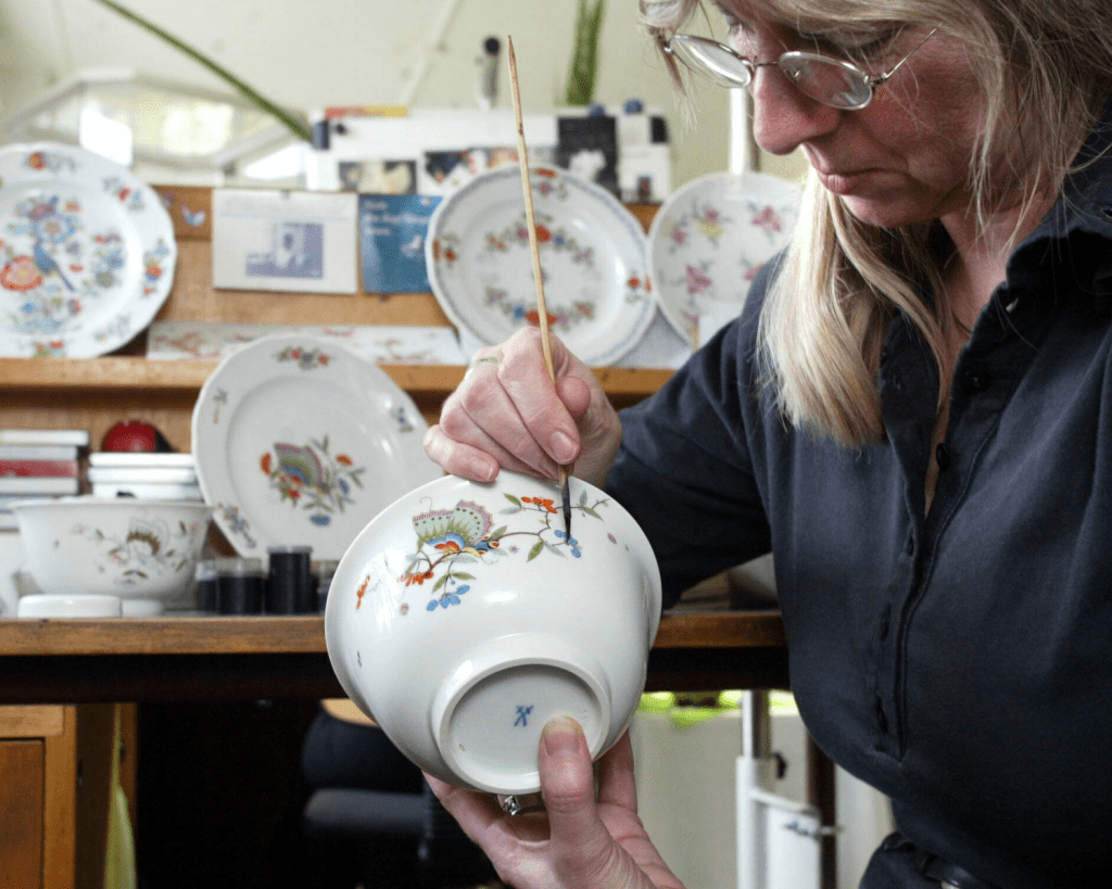 Meissener Porzellan wurde 1708 als erstes europ&auml;isches Porzellan auf Gehei&szlig; des s&auml;chsischen Kurf&uuml;rsten Augusts des Starken entwickelt. 