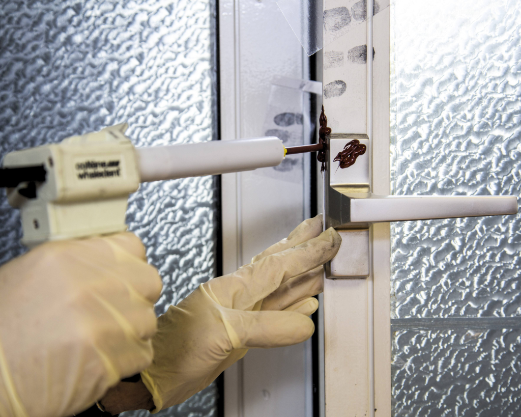 Neben Terrassentüren sind Fenster die Haupteinstiegsquelle bei Einbrüchen. Mit einfachen Sicherheitsmaßnahmen lässt sich dem jedoch vorbeugen.