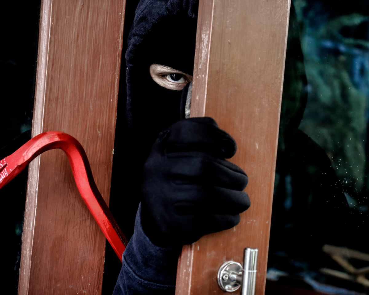 Es werden auch Klebestreifen oder Kekse verwendet, um herauszufinden, ob die Bewohner*innen zu Hause sind.