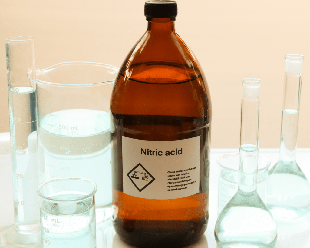 Die Säure erscheint, je nach Material des Schlosses, transparent bis gelb, grün oder bräunlich.