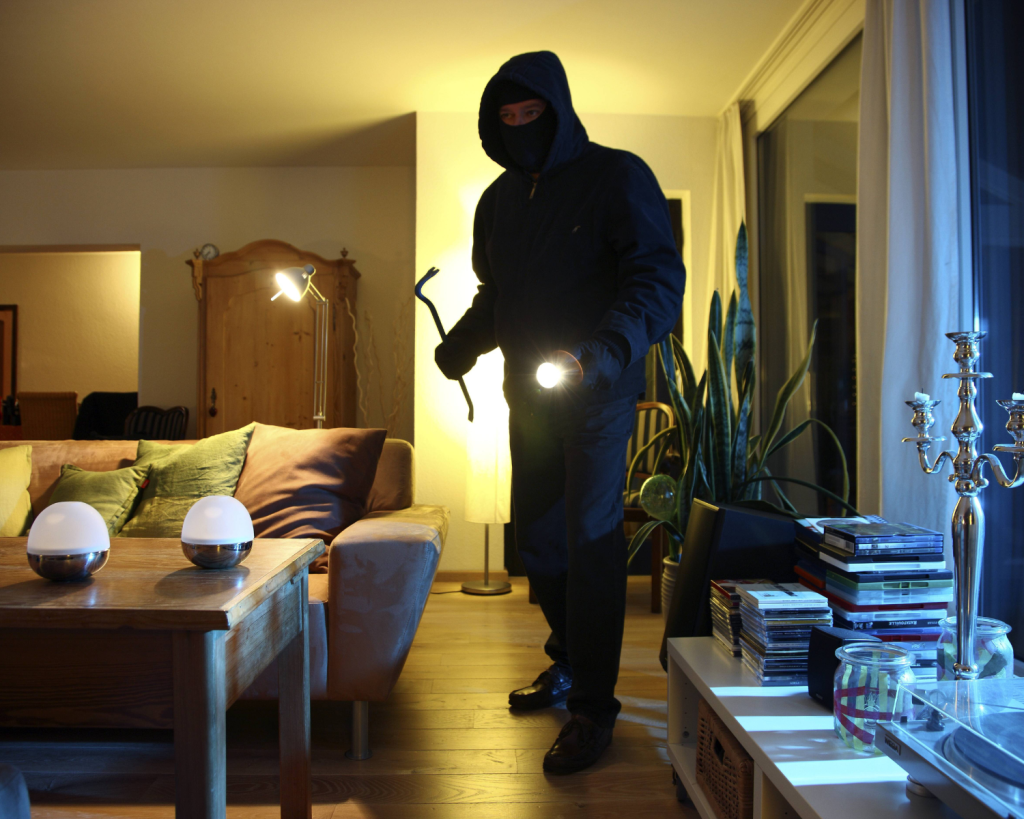 Jemand ist im Haus? Mache dich bemerkbar, ohne dem Einbrecher oder der Einbrecherin die Fluchtwege zu blockieren.