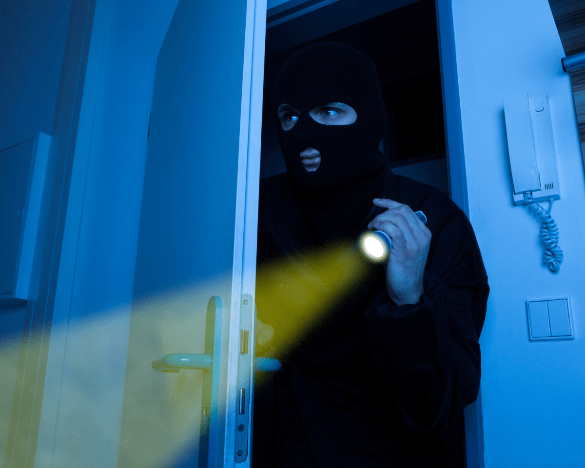 Einbruch in der Nacht: Experten erklären, was du tun solltest, wenn du zu Hause bist.