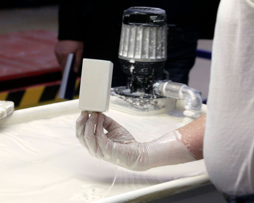 In der KPM werden fast alle Dekore von Hand gemalt.