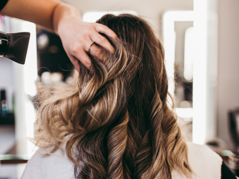Von Friseurinnen empfohlen: Diese 2 Haarvitamine überzeugen 2026 im Test.