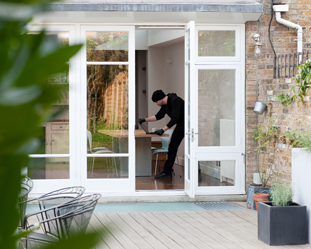 Klebestreifen oder andere Auffälligkeiten in der Nähe der Haustür können auf Gaunerzinken hinweisen.