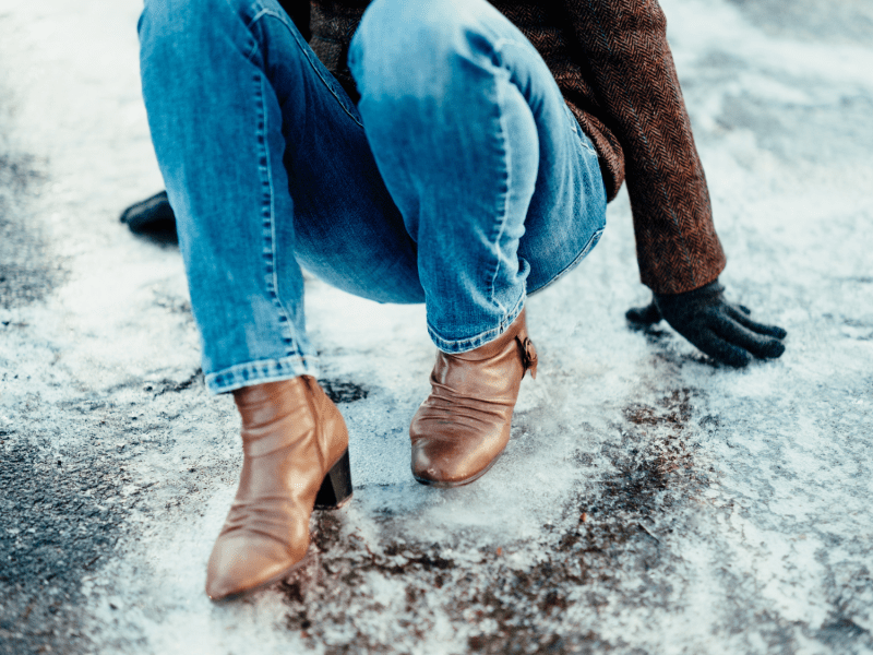 Glatte Wege: Sprühe dieses Produkt unter die Schuhsohle, um nicht wegzurutschen – es steht in jedem Haushalt.