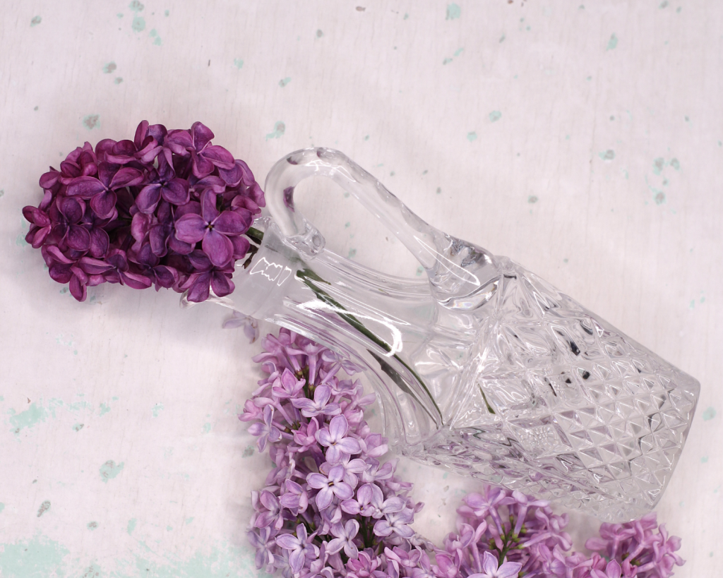 Der Wert von Kristallvasen variiert stark von wenigen Euro f&uuml;r moderne St&uuml;cke oder Massenware bis zu Tausenden von Euro f&uuml;r antike, seltene oder von bekannten Designern stammende Exemplare.