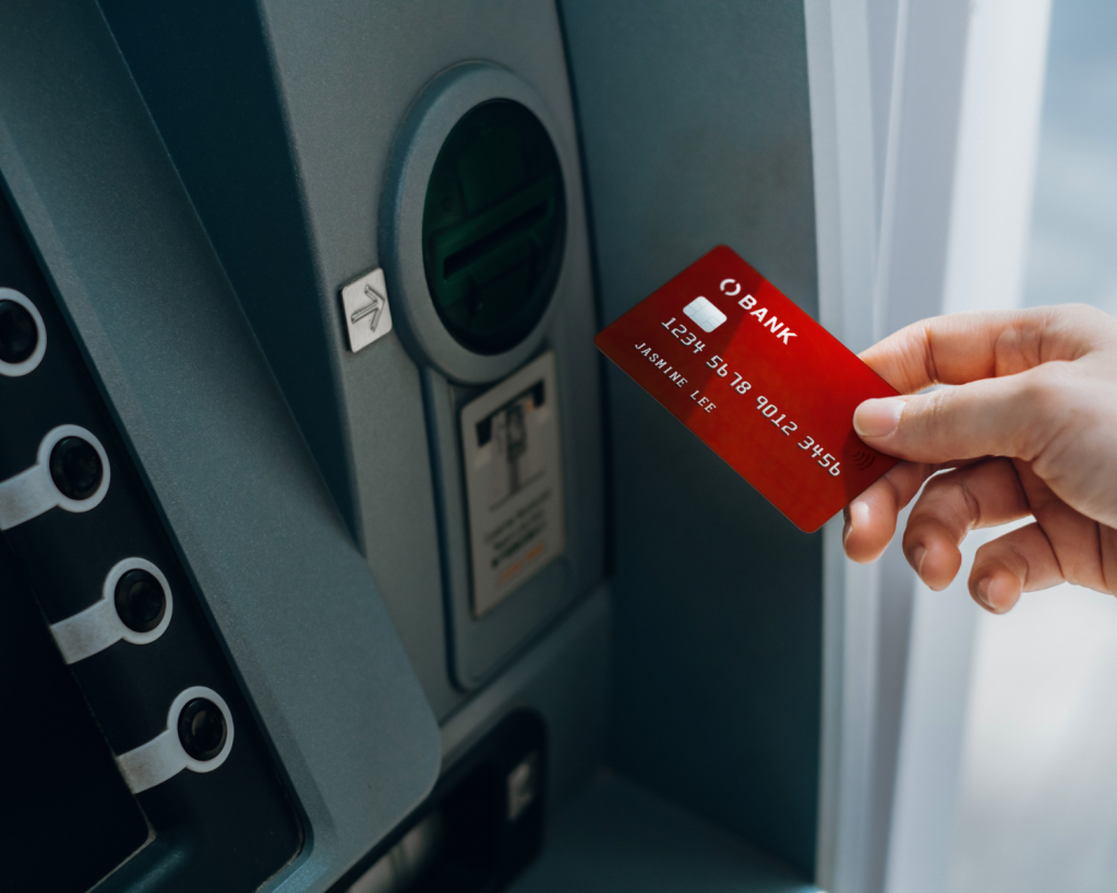 Wer seine Bankkarte in den Hausm&uuml;ll wirft, kann mit einem Bu&szlig;geld von 50 bis 2.500 Euro rechnen.