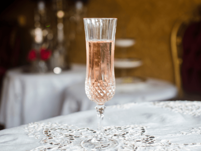 Die Kristallgläser deiner Oma sind ein Vermögen wert – wenn sie diese 3 Merkmale haben.