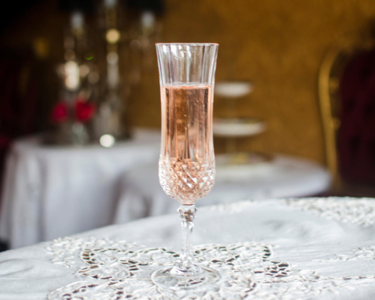 Die Kristallgläser deiner Oma sind ein Vermögen wert – wenn sie diese 3 Merkmale haben.