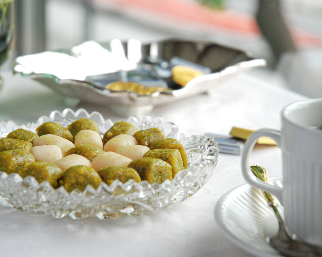 Keine Kratzer, Absplitterungen oder Tr&uuml;bungen. Der Klang sollte glockenhell sein.