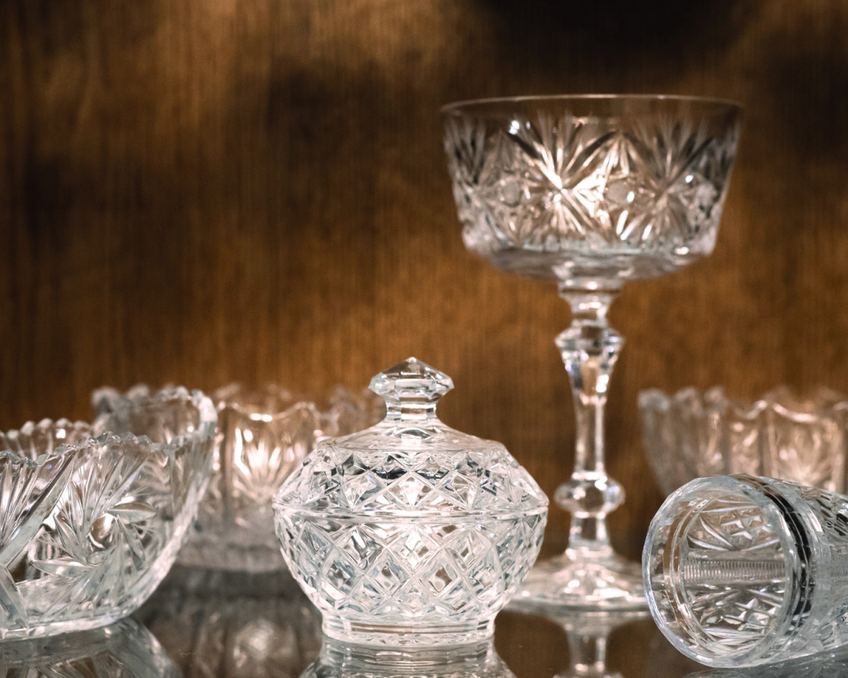 Die Kristallschalen deiner Oma sind ein Vermögen wert – wenn sie diese 2 Merkmale haben.