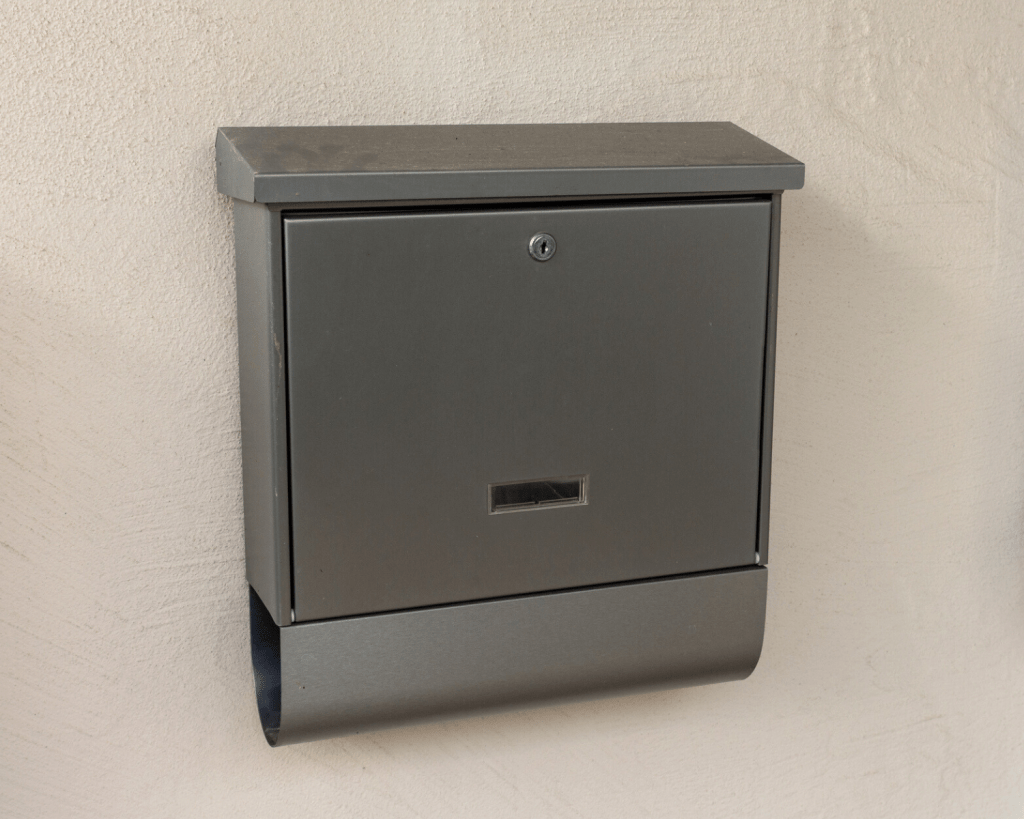 Die Münzen liegen auf dem Briefkasten oder in einem Spalt.