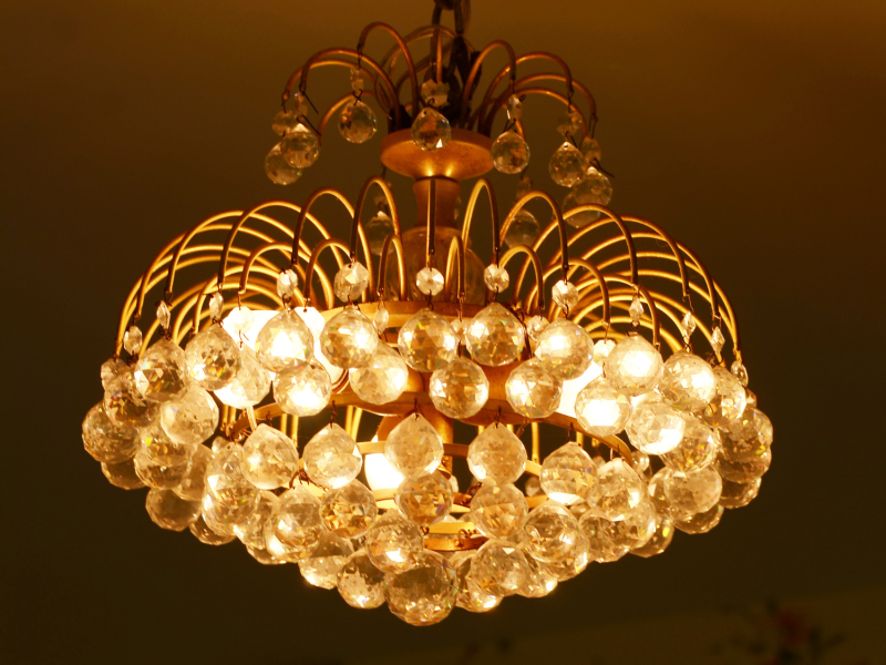 Deine Oma hat noch Kristalllampen? Wenn sie diese 2 Merkmale haben sind sie ein Vermögen wert.