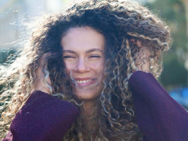 Frau mit Locken lacht